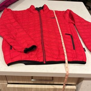EUC The North face red thermoball jacket men’s medium
